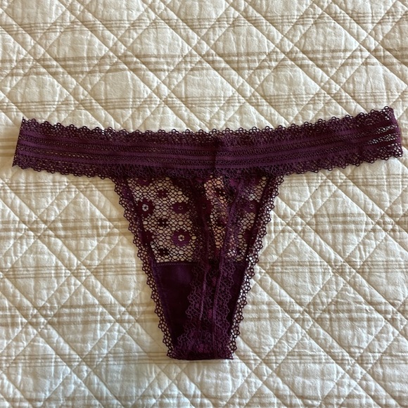 NWT Victoria Secret set of 3 thongs - Sz L - Picture 9 of 10